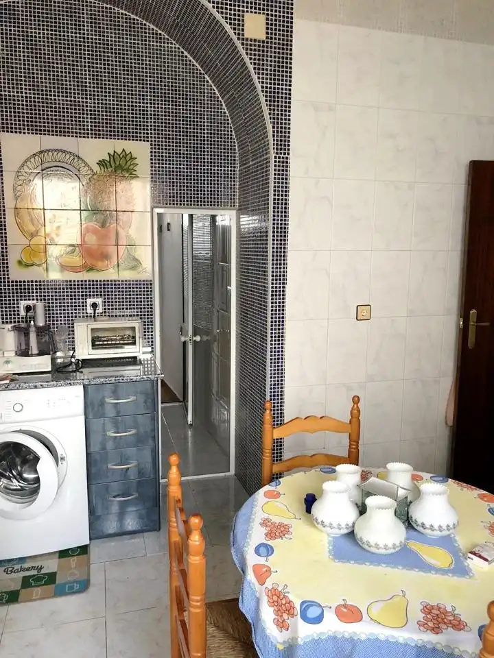 Cuina de Casa adosada en venda en Fuentes de León amb Terrassa i Balcó