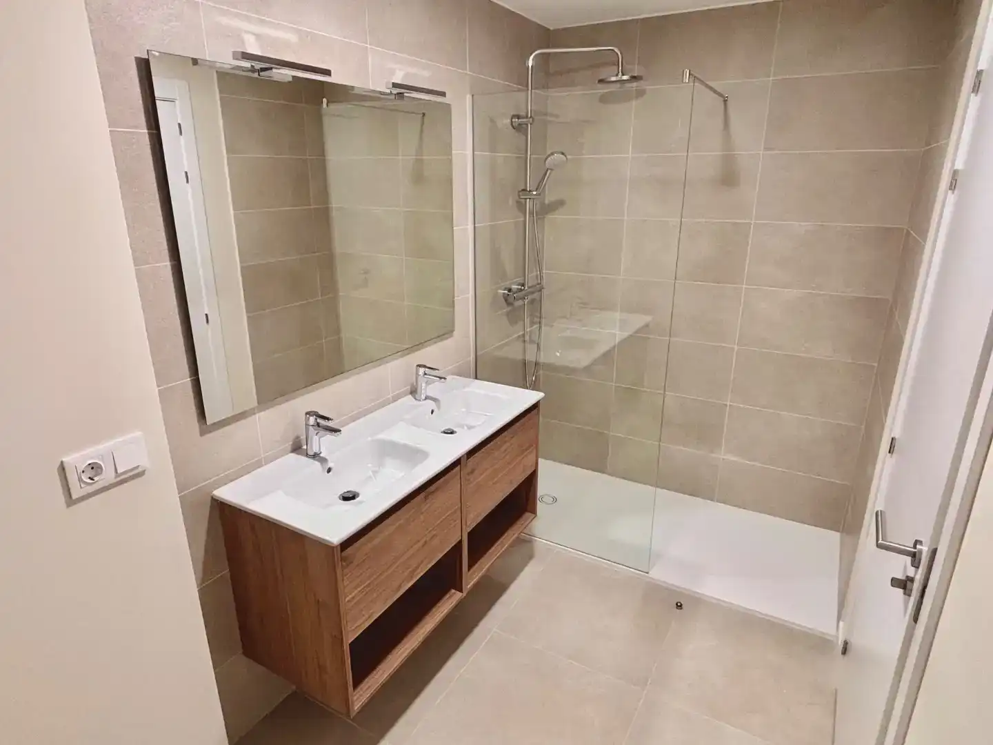 Baño de Piso en venta en Oleiros con Jardín privado, Trastero y Piscina
