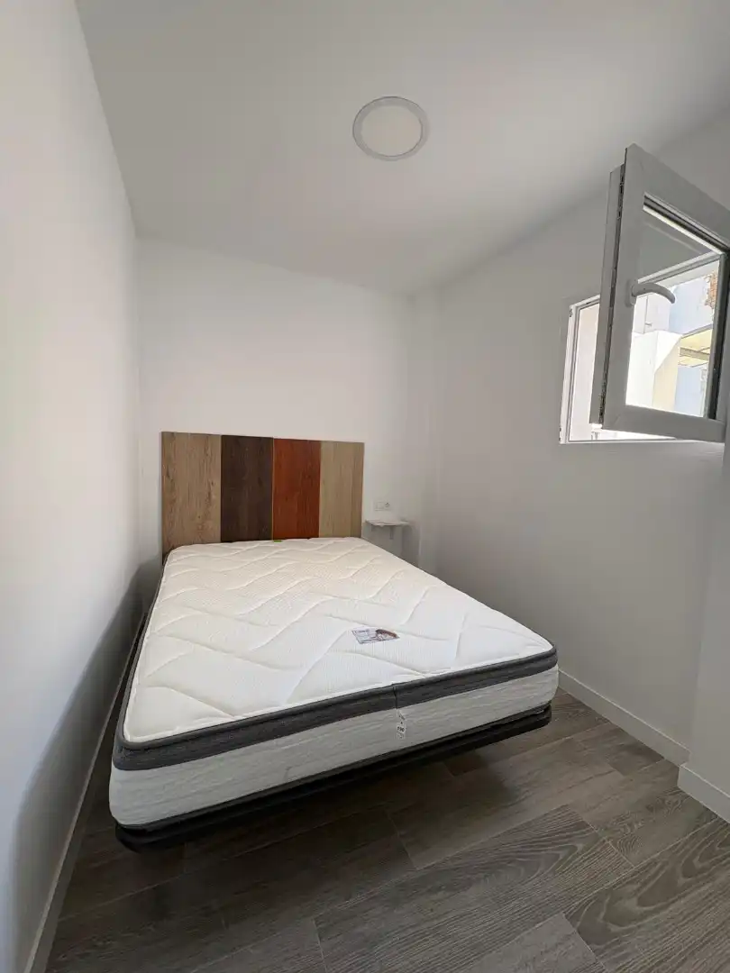 Dormitori de Casa adosada en venda en Carmona amb Aire condicionat, Terrassa i Moblat
