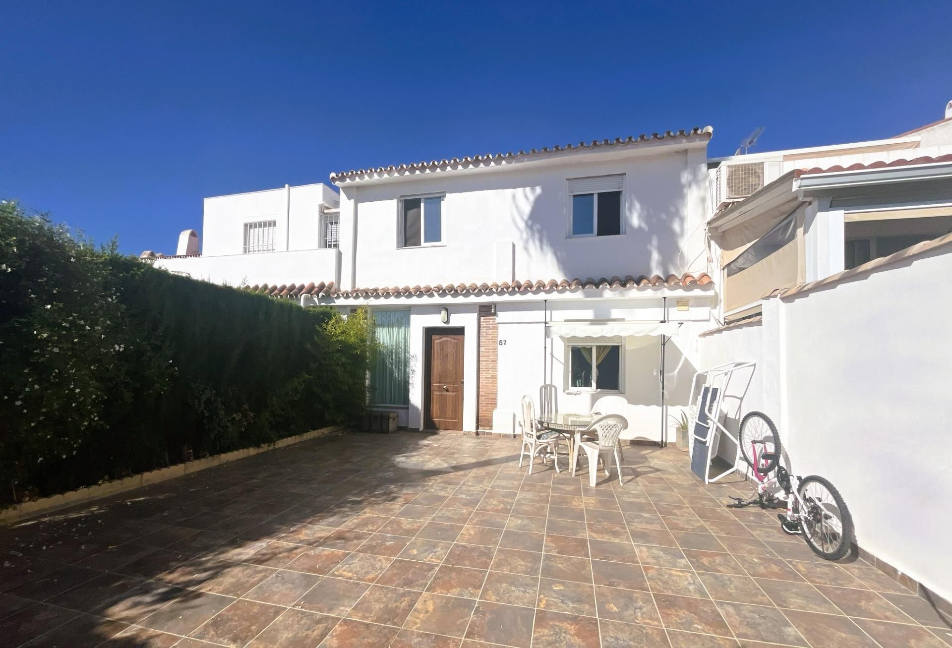 Vista exterior de Casa adosada en venda en Estepona amb Jardí privat, Terrassa i Piscina comunitària