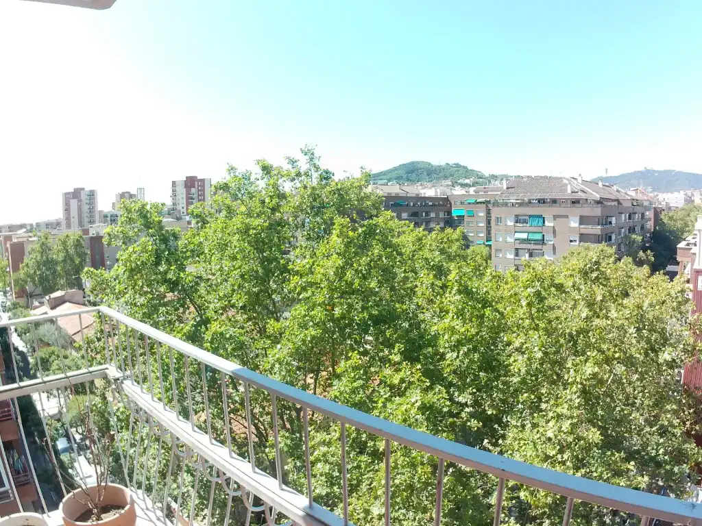 Vista exterior de Piso en venta en Nou Barris