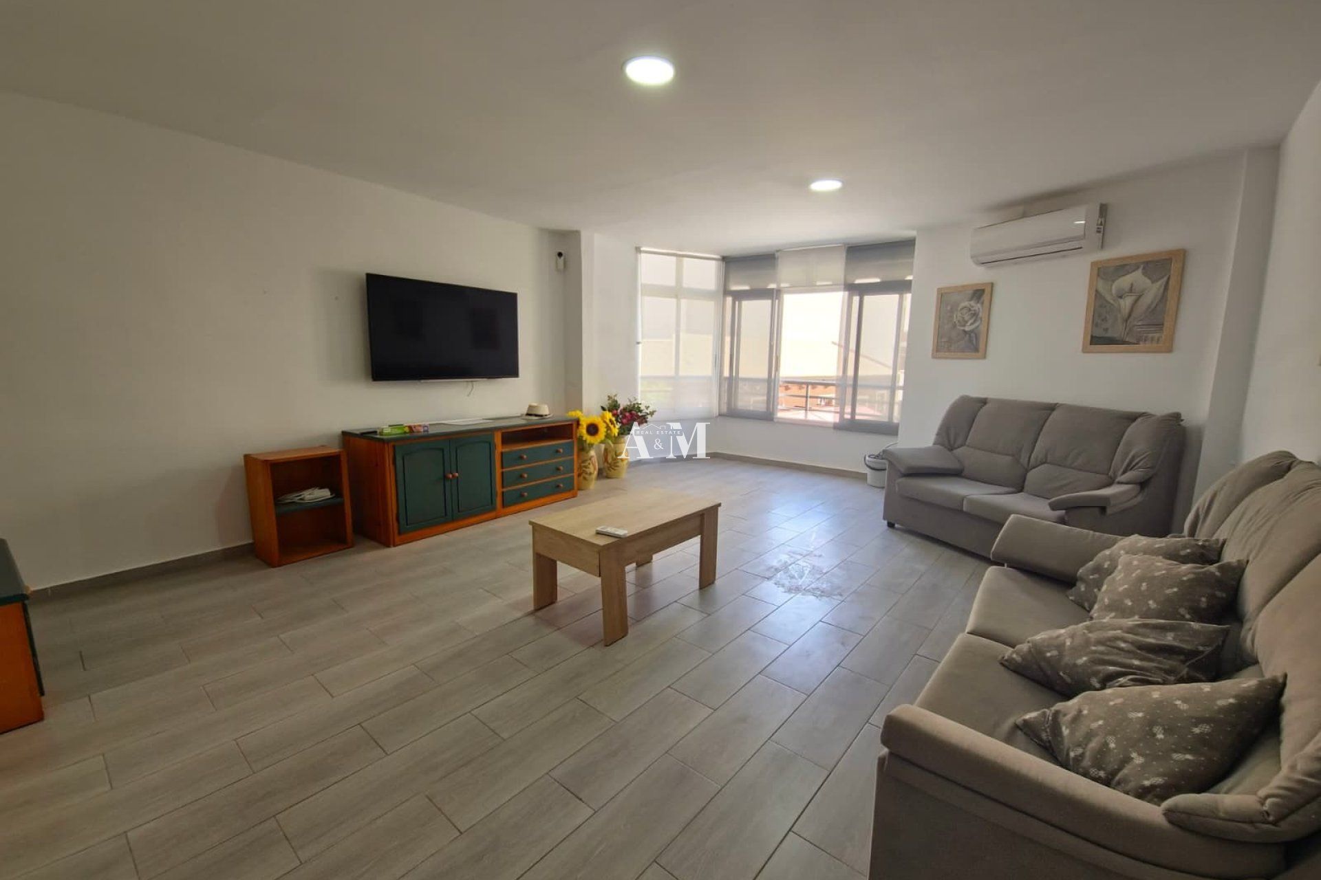 Sala d'estar de Pis de lloguer en Torrevieja amb Aire condicionat, Calefacció i Moblat