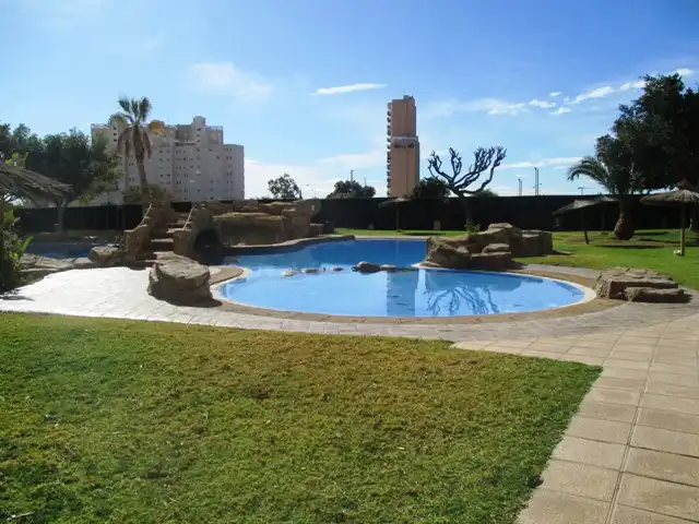 Piscina de Apartamento de alquiler en El Campello con Aire acondicionado, Calefacción y Parquet