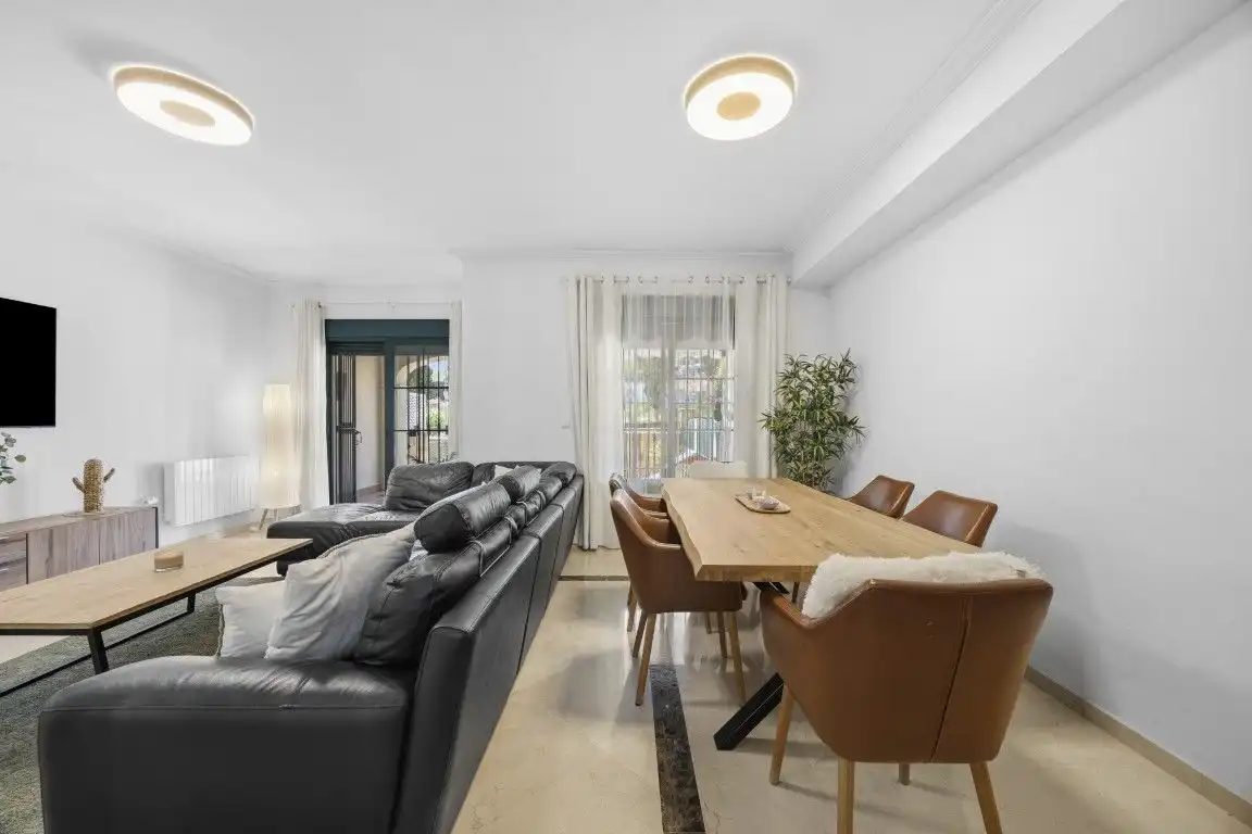 Wohnzimmer von Einfamilien-Reihenhaus zum Verkauf in Marbella mit Klimaanlage, Heizung und Privatgarten