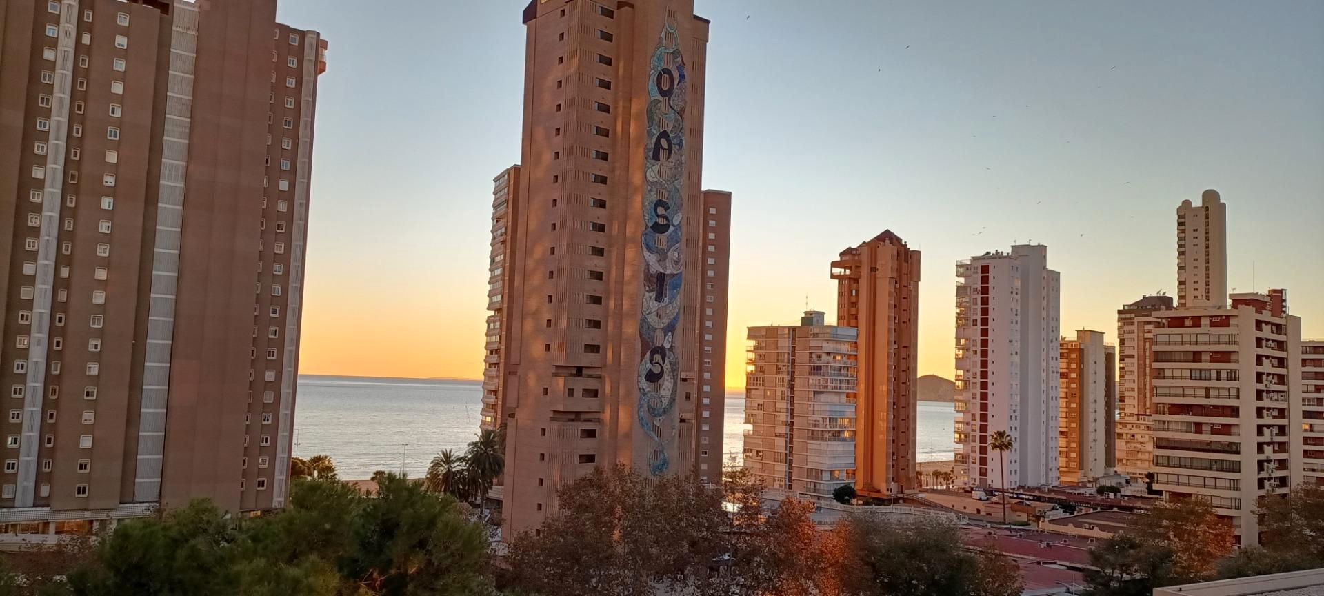 Vista exterior de Estudi en venda en Benidorm amb Moblat, Forn i Rentadora