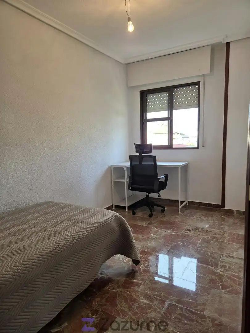 Habitación de Piso de alquiler en Jaén con Jardín privado, Piscina y Amueblado