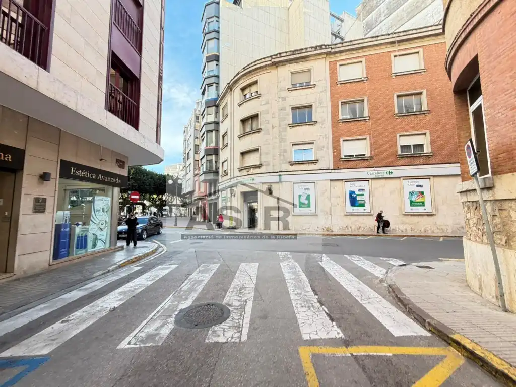 Vista exterior de Local en venta en Alzira