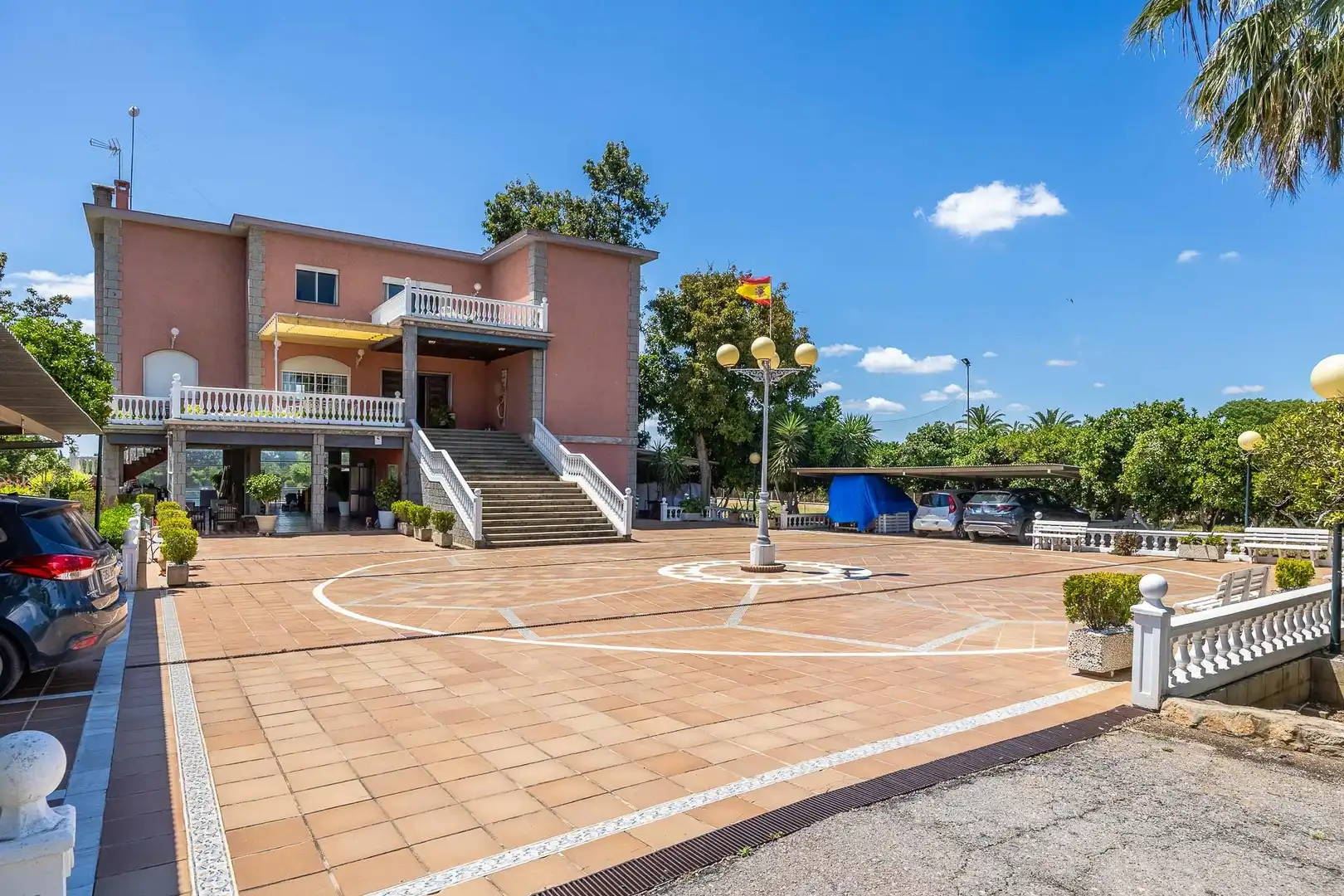 Aparcament de Finca rústica en venda en Sanlúcar la Mayor amb Calefacció, Jardí privat i Terrassa