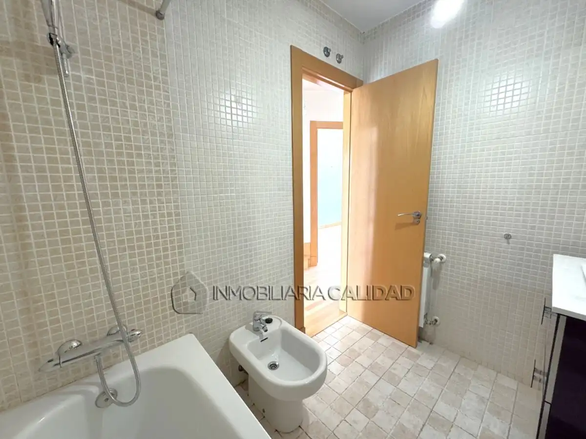 Bany de Casa o xalet en venda en Burgos amb Calefacció, Terrassa i Traster