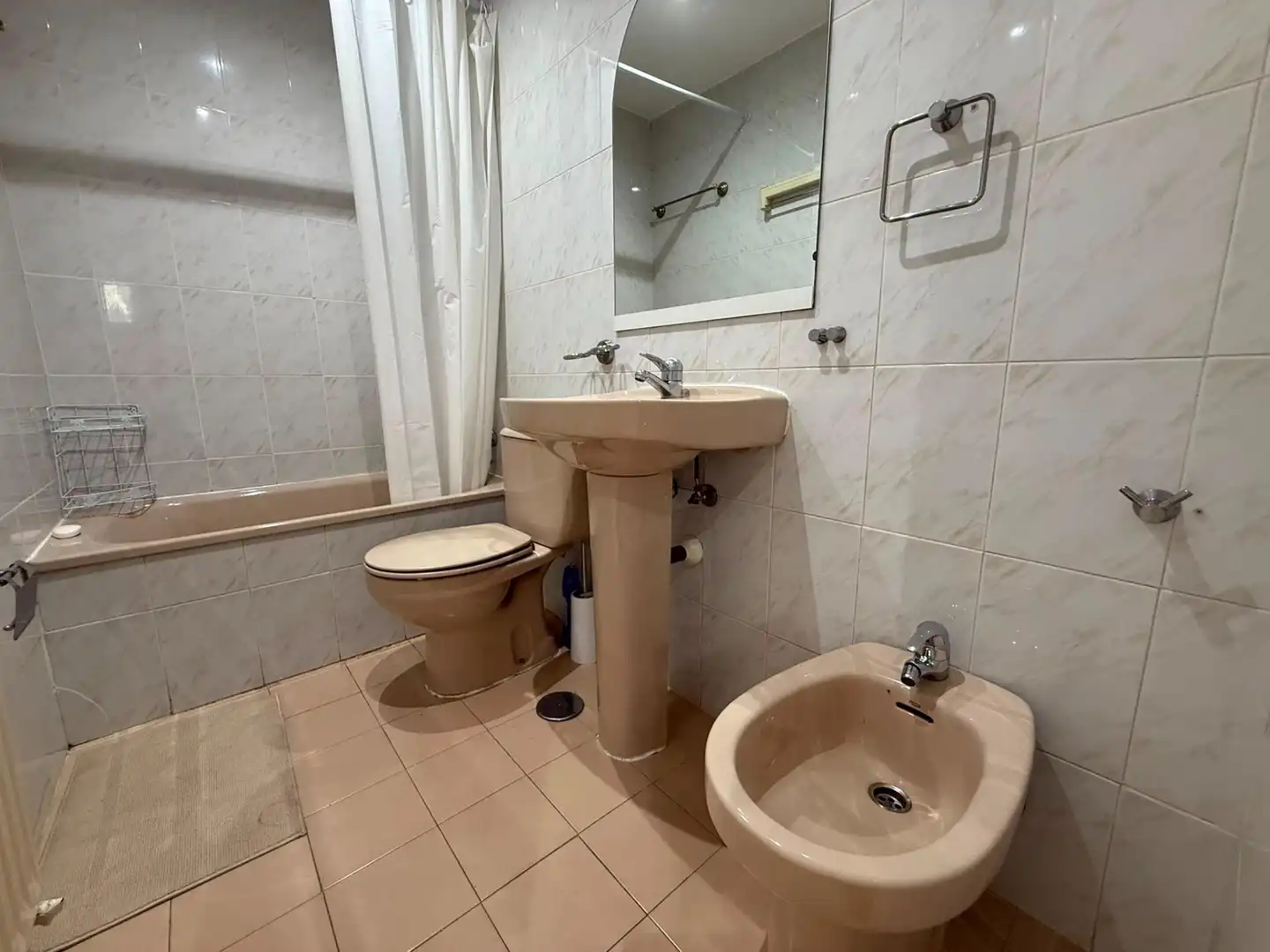 Bathroom of Flat for rent in Madrid  with Air Conditioner, Heating and Furnished
