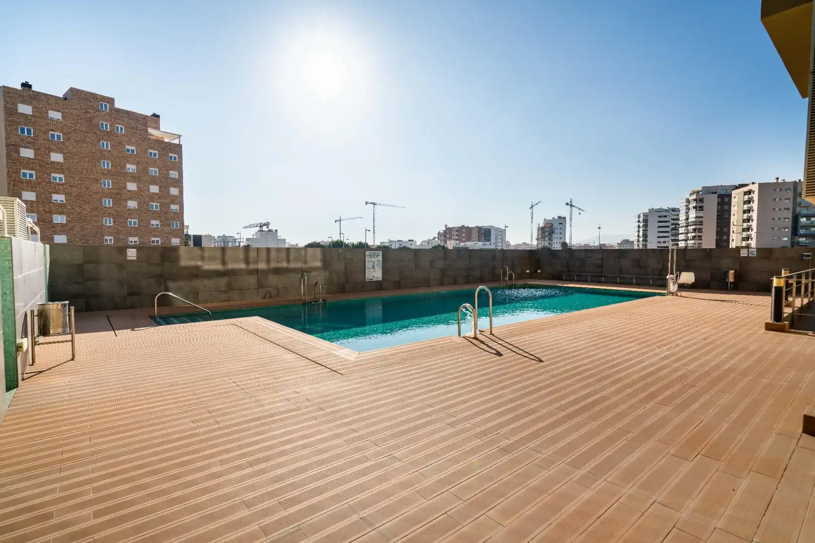 Piscina de Pis en venda en Almería amb Aire condicionat, Terrassa i Traster