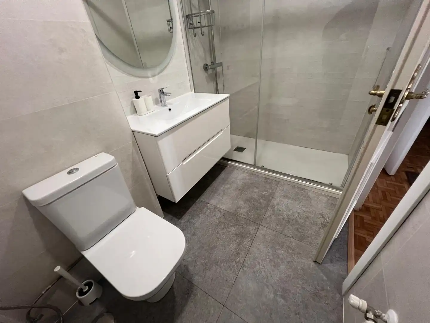 Bathroom of Flat for share in Madrid  with Air Conditioner, Heating and Terrace