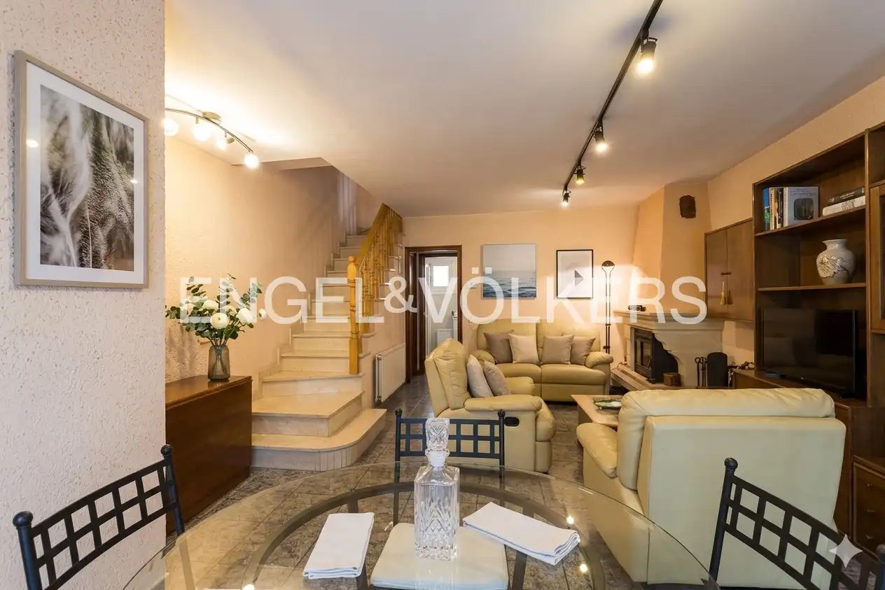 Sala de estar de Casa o chalet en venta en Vilanova i la Geltrú con Aire acondicionado, Calefacción y Jardín privado