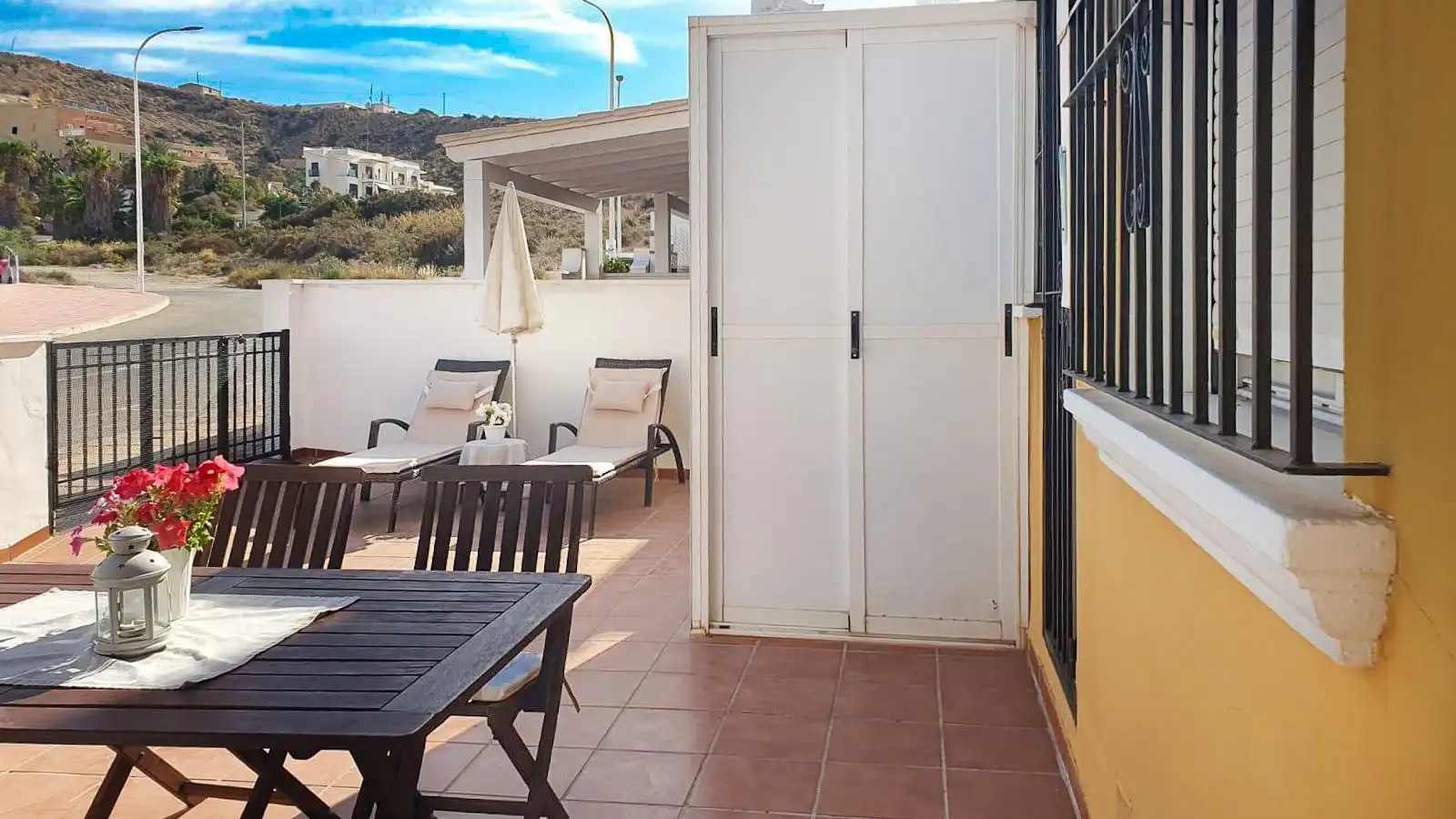 Terrasse von Einfamilien-Reihenhaus zum Verkauf in Pulpí mit Klimaanlage und Gemeinschaftspool