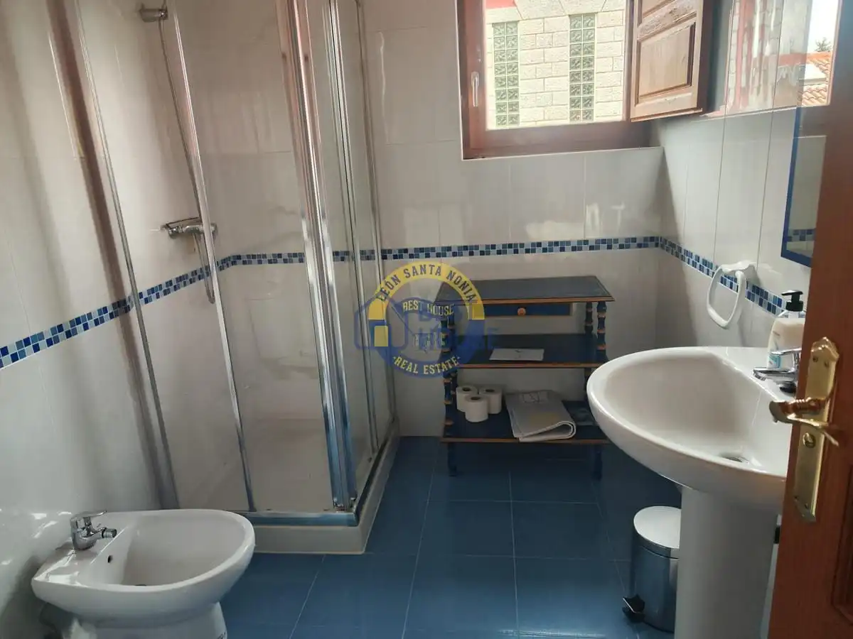 Baño de Casa o chalet en venta en Villaquilambre con Calefacción, Jardín privado y Parquet