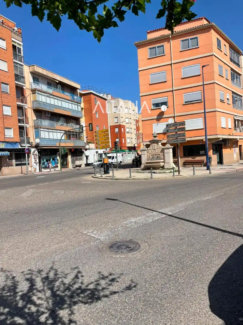 Vista exterior de Casa adosada en venda en Cuenca amb Terrassa