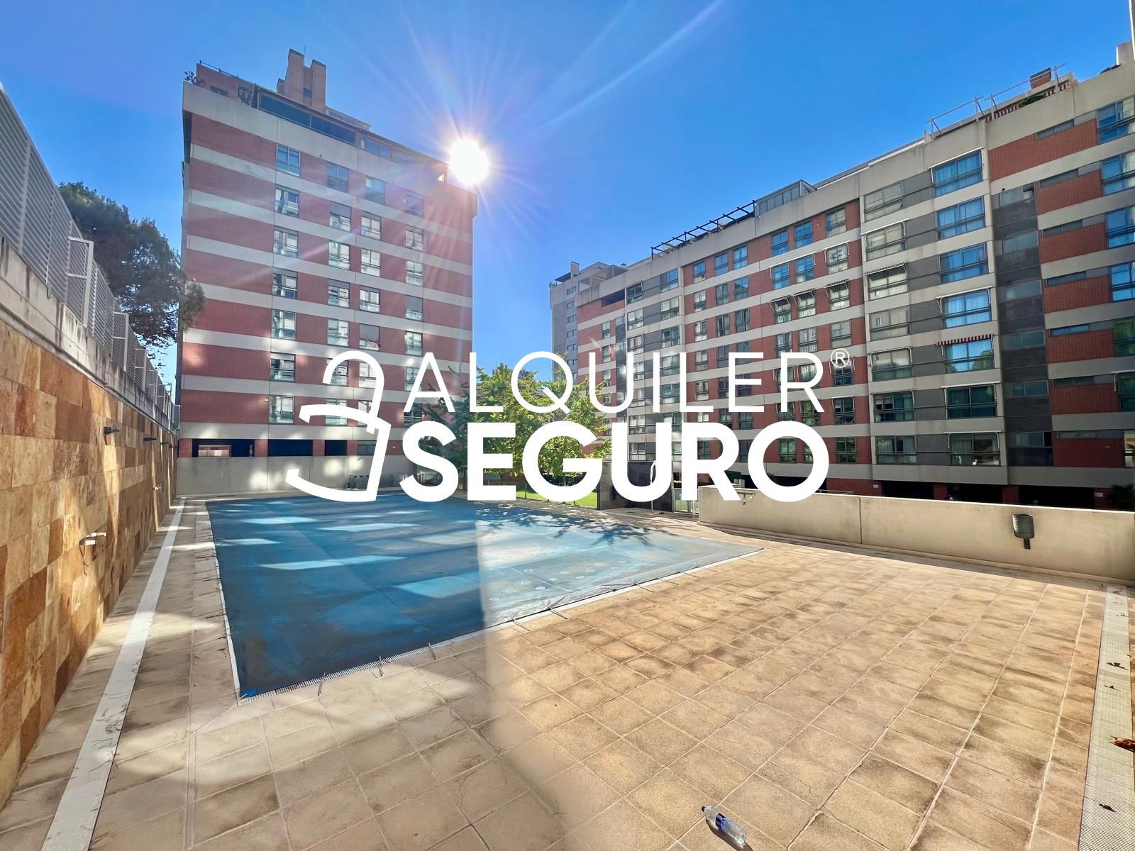 Swimming pool of Flat to rent in  Madrid Capital  with Air Conditioner, Heating and Terrace