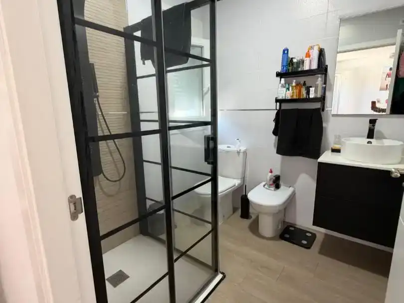 Bany de Casa o xalet en venda en La Línea de la Concepción amb Aire condicionat, Jardí privat i Piscina