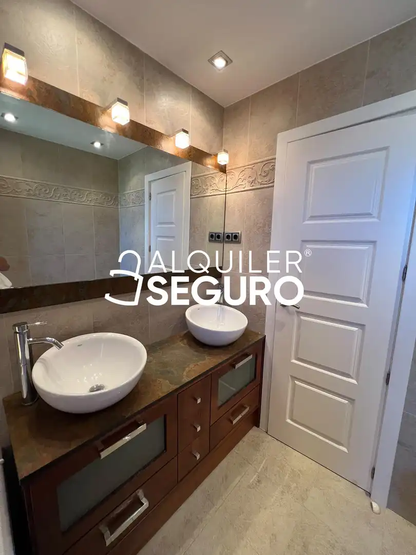 Bathroom of Flat for rent in Tres Cantos  with Air Conditioner and Heating
