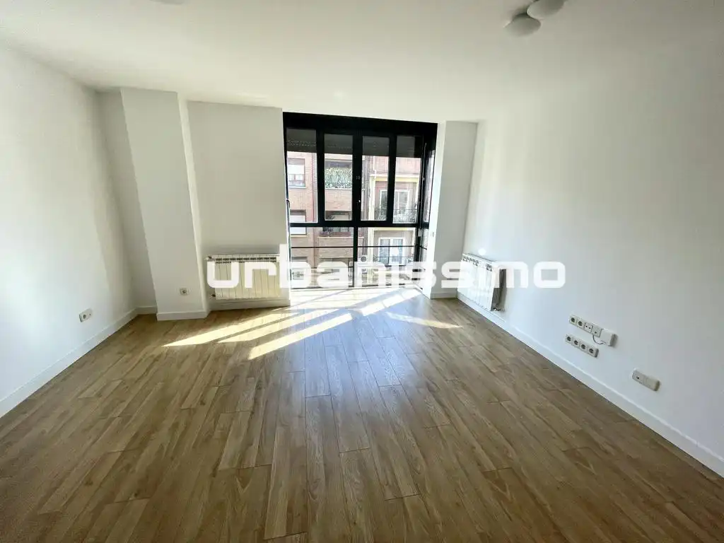 Flat for rent in Calle de Granada, Pacífico