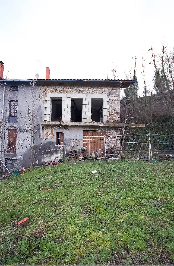 Vista exterior de Casa adosada en venda en Segura amb Jardí privat