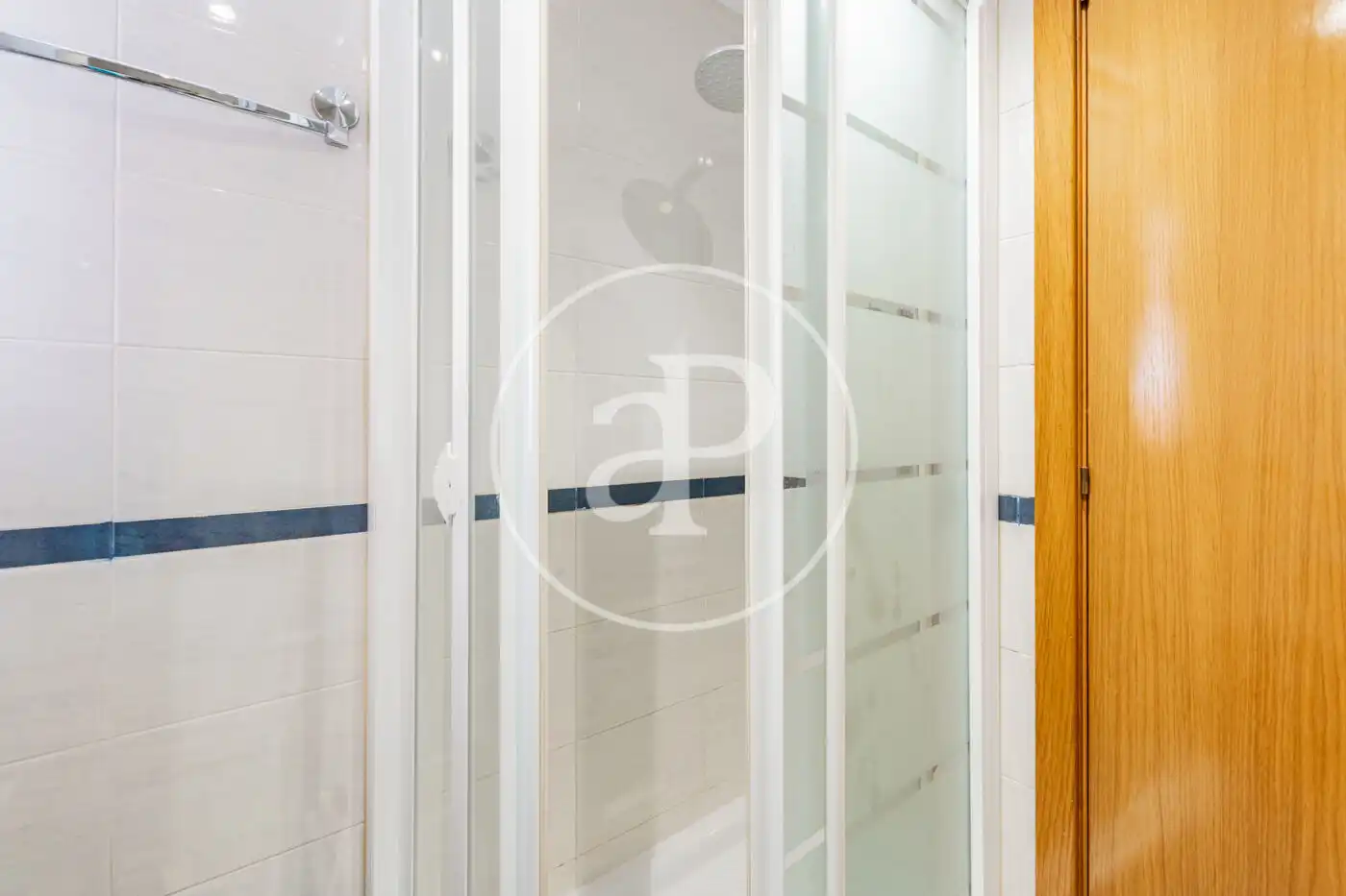 Baño de Piso en venta en Madrid con Aire acondicionado, Calefacción y Jardín privado