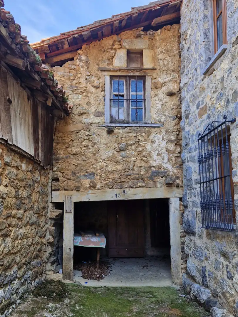 Vista exterior de Casa adosada en venta en Vega de Liébana con Terraza, Trastero y Balcón