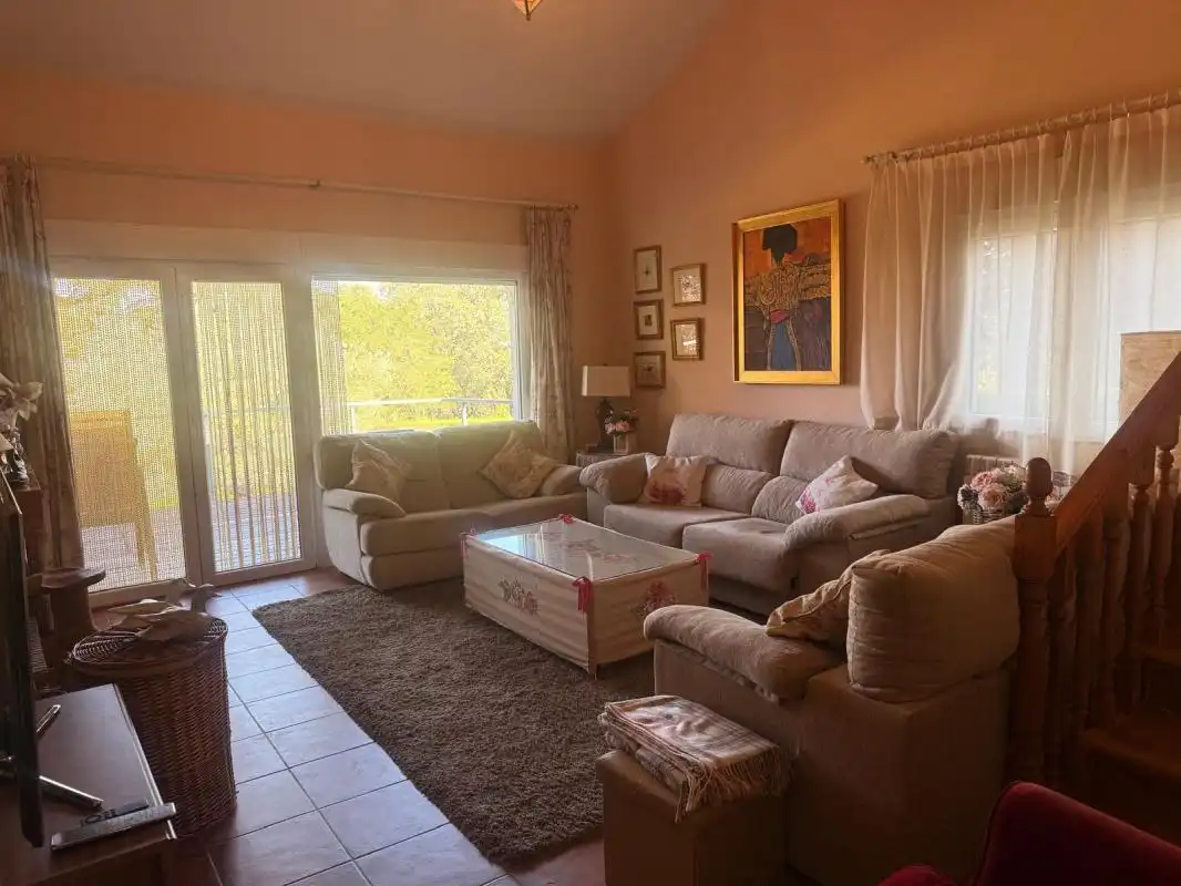 Sala d'estar de Finca rústica en venda en El Espinar amb Calefacció, Jardí privat i Terrassa