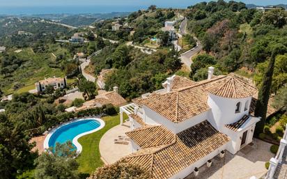 Vista exterior de Casa o xalet en venda en Benahavís amb Terrassa i Piscina