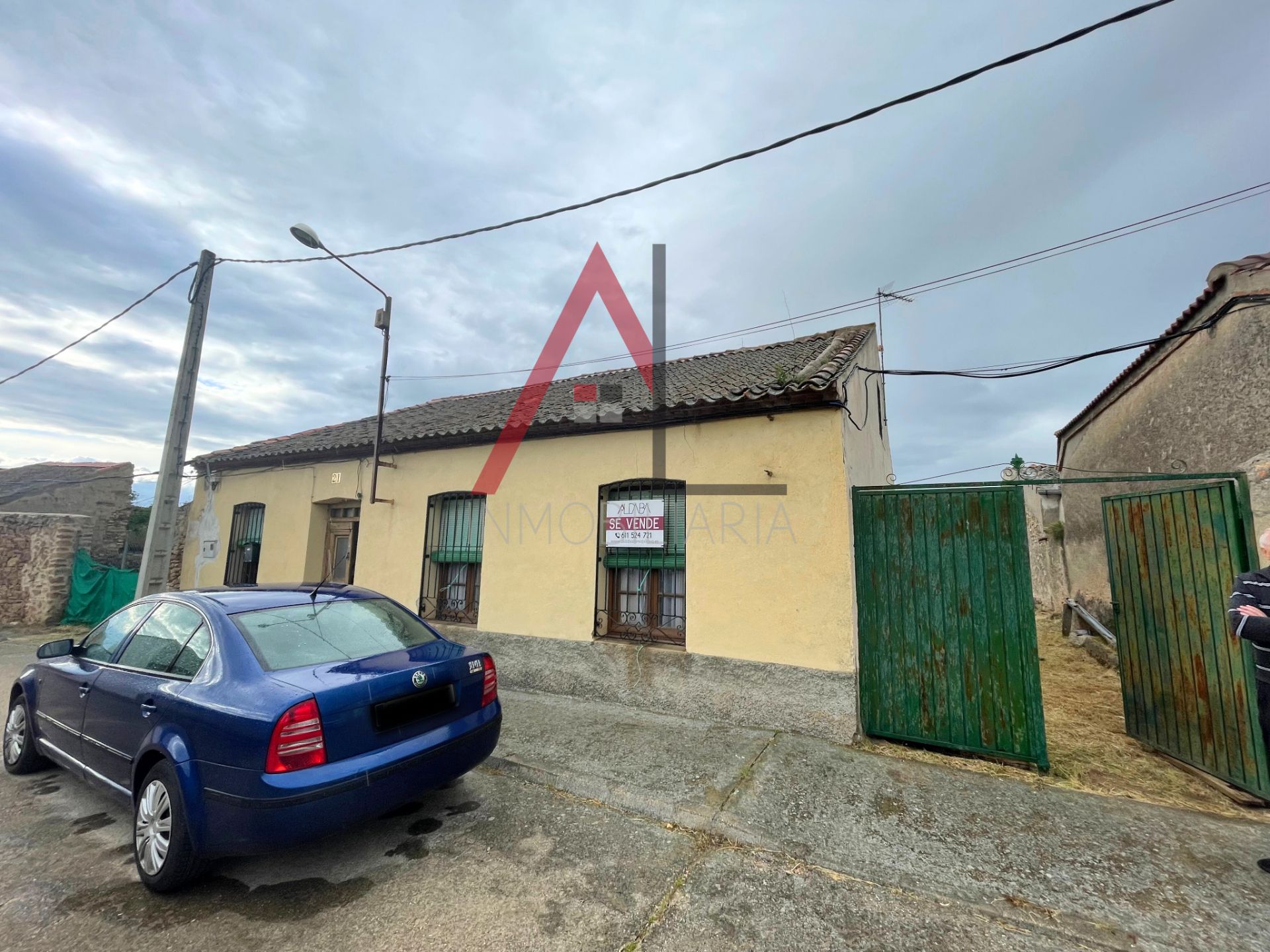 Vista exterior de Casa o xalet en venda en Santa María la Real de Nieva amb Jardí privat