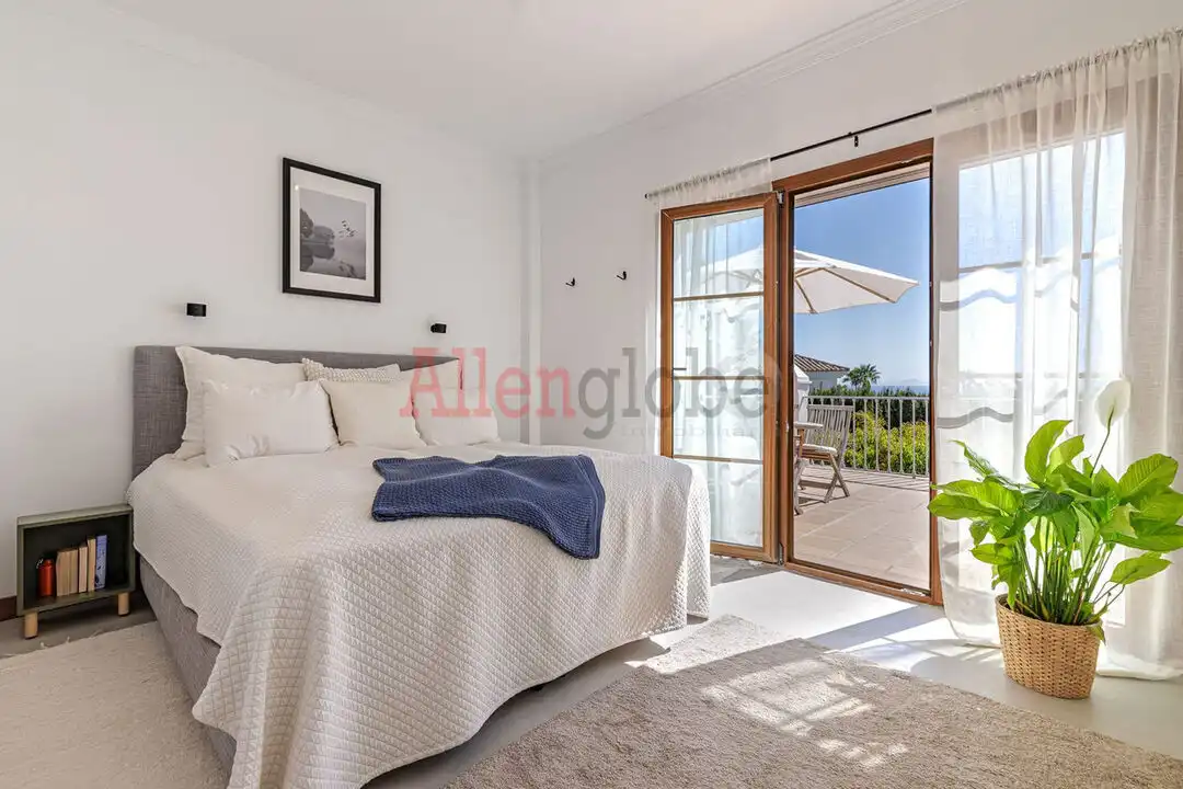 Dormitori de Casa o xalet en venda en Estepona amb Aire condicionat, Calefacció i Jardí privat