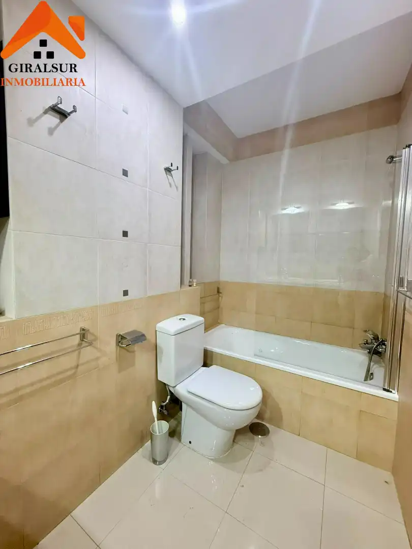Bathroom of Flat for sale in Sevilla  with Air Conditioner