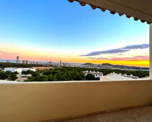 Vista exterior de Àtic en venda en Finestrat amb Aire condicionat, Calefacció i Terrassa