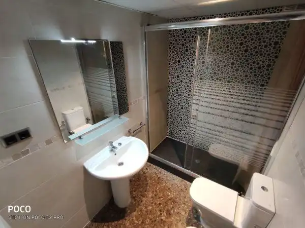 Badezimmer von Wohnung zur Miete in Barcelona mit Klimaanlage, Terrasse und Möbliert