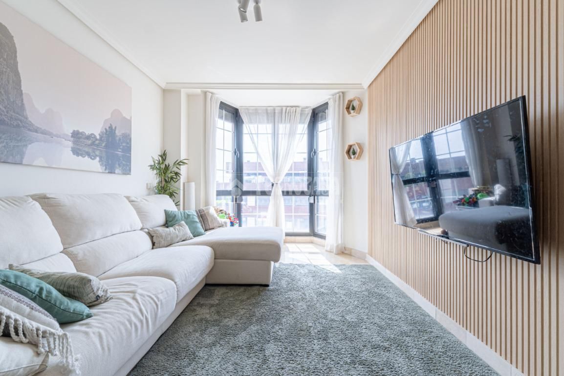 Living room of Flat for sale in  Madrid Capital  with Heating, Storage room and Community pool