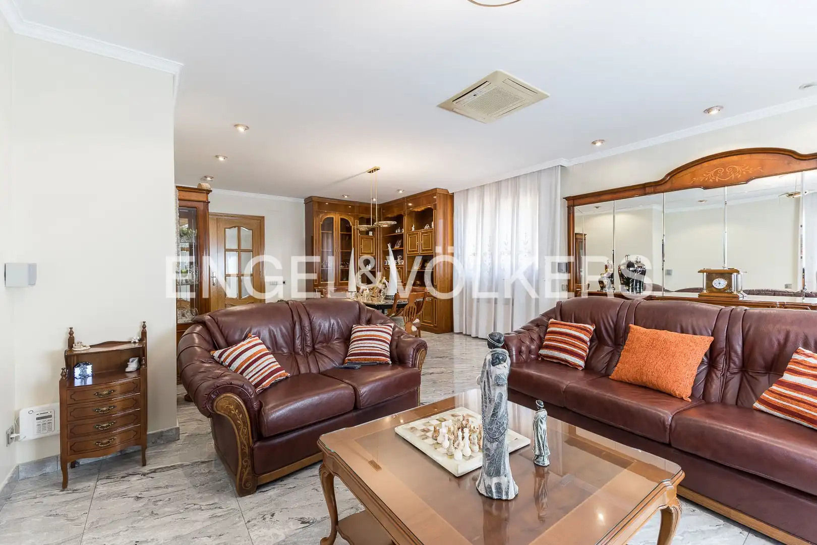 Sala de estar de Casa o chalet en venta en Molins de Rei con Aire acondicionado, Calefacción y Jardín privado