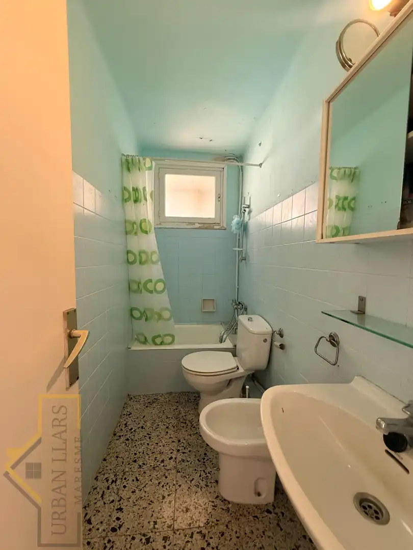 Badezimmer von Wohnung zum Verkauf in Mataró mit Balkon