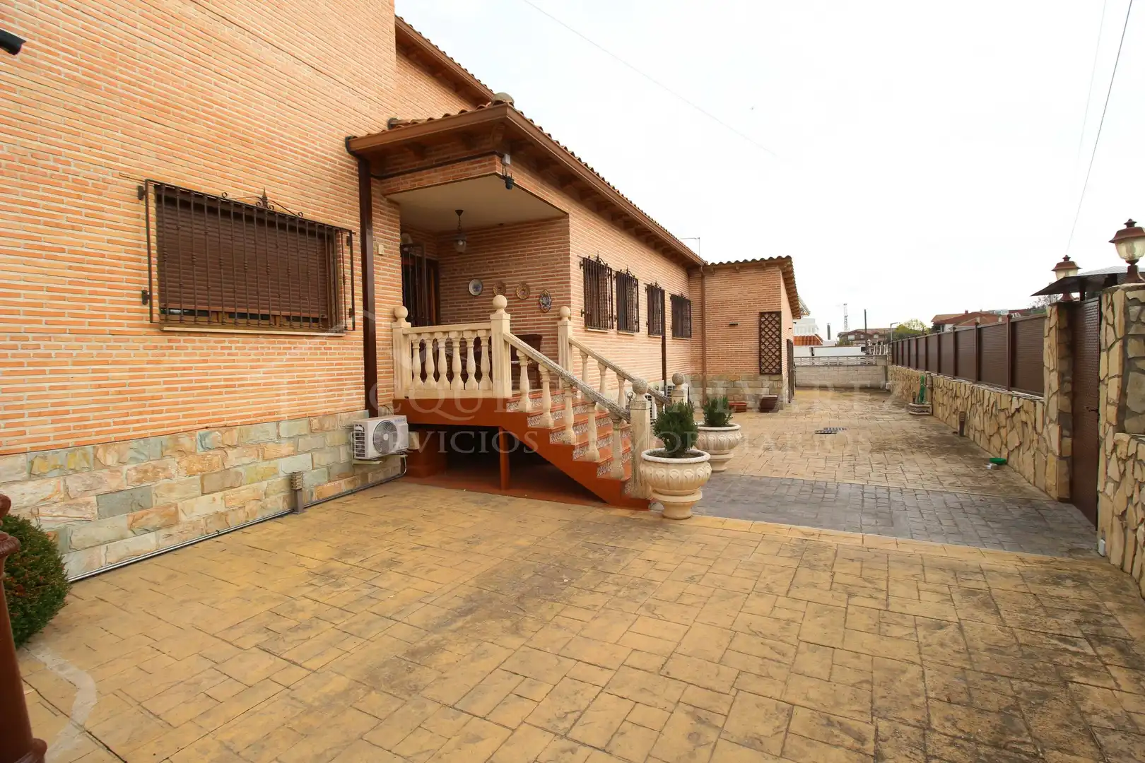 Vista exterior de Casa o xalet en venda en Yeles amb Calefacció, Jardí privat i Piscina