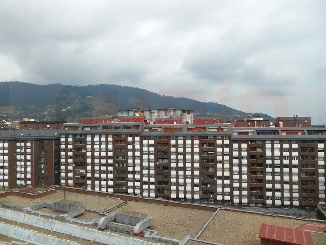 Vista exterior de Pis de lloguer en Oviedo  amb Calefacció, Parquet i Forn