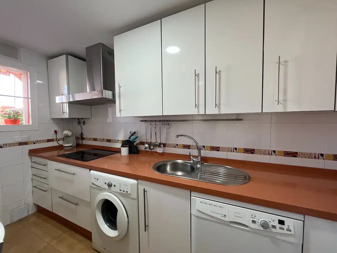 Cocina de Casa adosada en venta en Vélez-Málaga con Aire acondicionado, Calefacción y Jardín privado