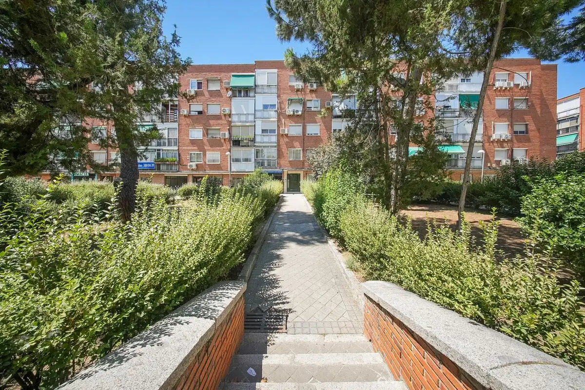 Vista exterior de Piso en venta en Madrid con Calefacción, Terraza y Amueblado
