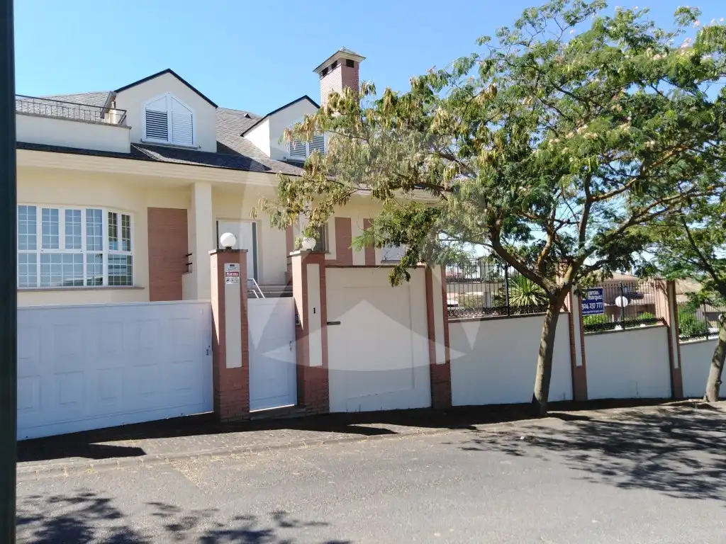 Vista exterior de Casa o xalet en venda en Badajoz amb Aire condicionat, Calefacció i Jardí privat