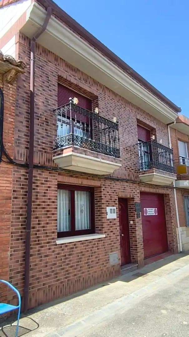 Außenansicht von Einfamilien-Reihenhaus zum Verkauf in El Burgo Ranero  mit Heizung, Privatgarten und Parkett