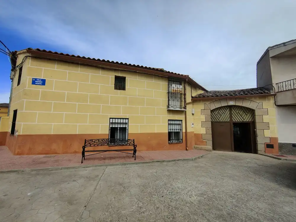 Vista exterior de Casa o xalet en venda en Azután amb Calefacció i Traster
