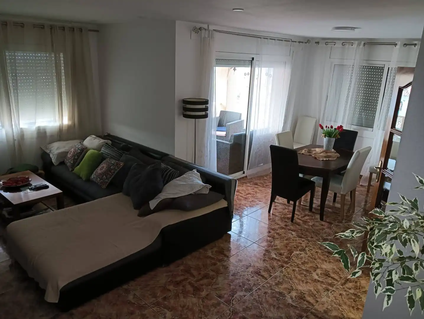 Sala de estar de Casa adosada en venta en Vilanova i la Geltrú con Aire acondicionado, Calefacción y Jardín privado