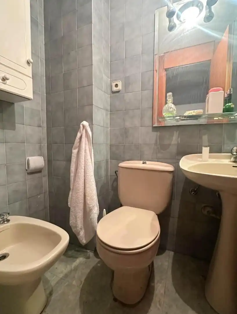 Bany de Pis en venda en León Capital  amb Calefacció, Parquet i Terrassa