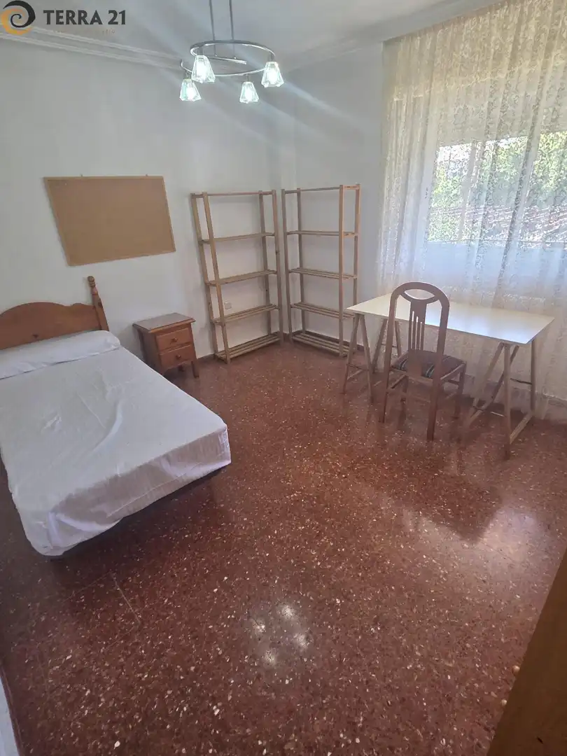 Dormitori de Pis de lloguer en Jaén amb Calefacció, Terrassa i Moblat