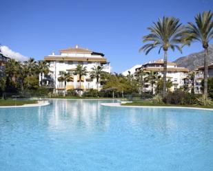 Vista exterior de Planta baixa en venda en Marbella amb Aire condicionat i Piscina