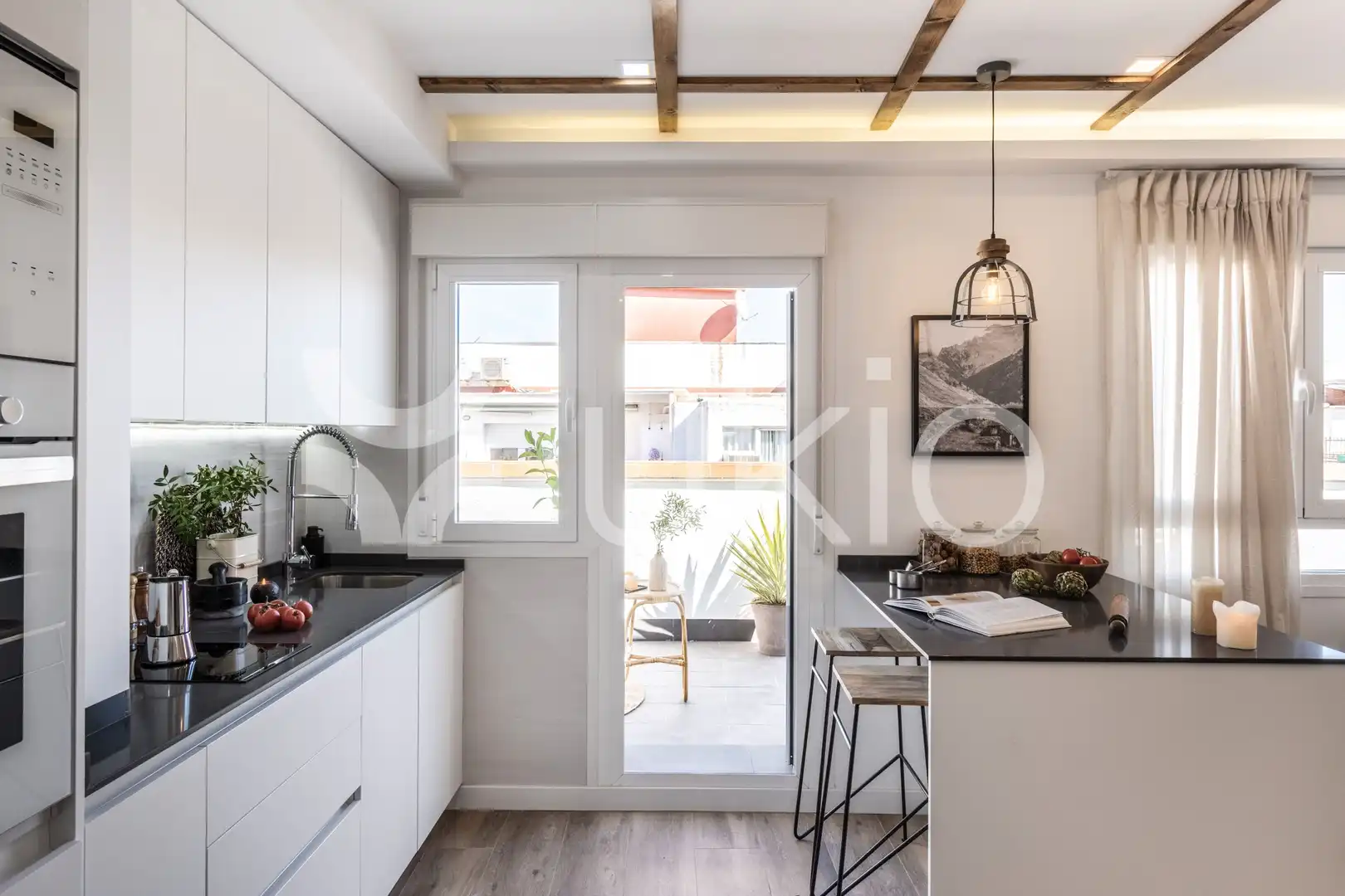 Cuina de Apartament de lloguer en Madrid amb Terrassa, Moblat i Forn