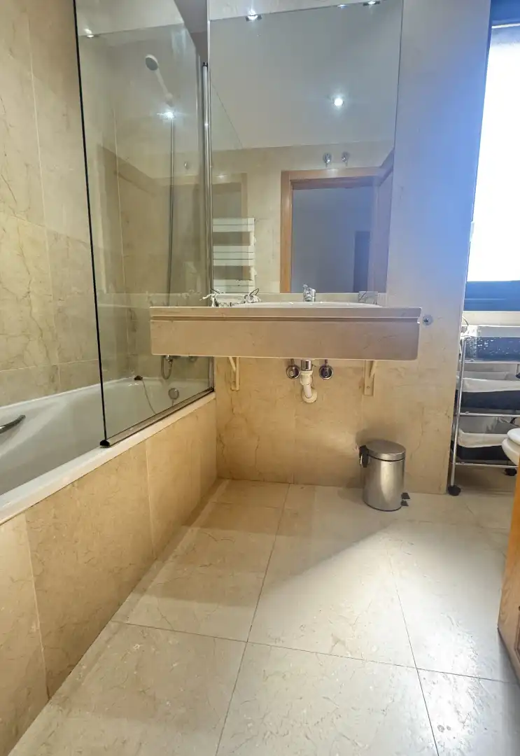 Baño de Piso en venta en Avilés con Calefacción, Parquet y Terraza